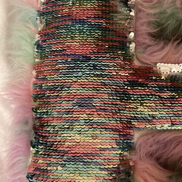 Reversible sequenced and fuzzy initial “B” pillow - Picture 5 of 6